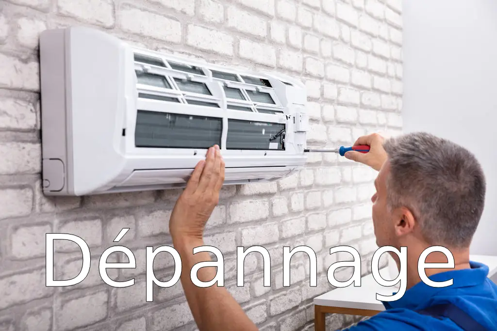 Dépannage Mature Male Technician Fixing Air Conditioner Screwdriver