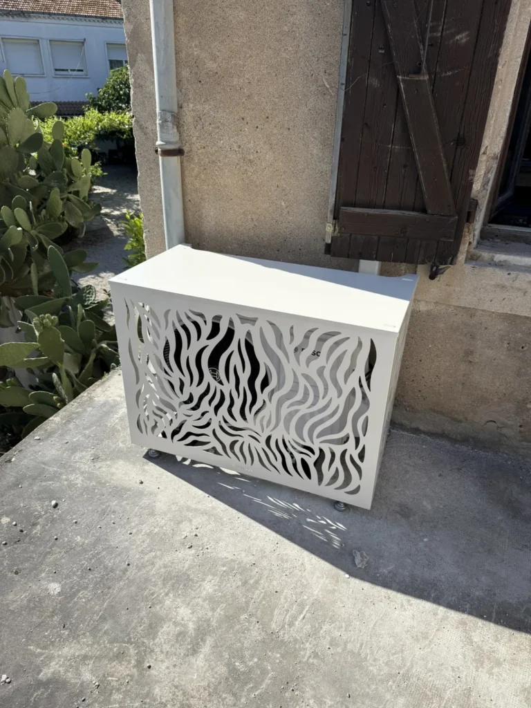 Cache-clim décoratif installé sur un balcon