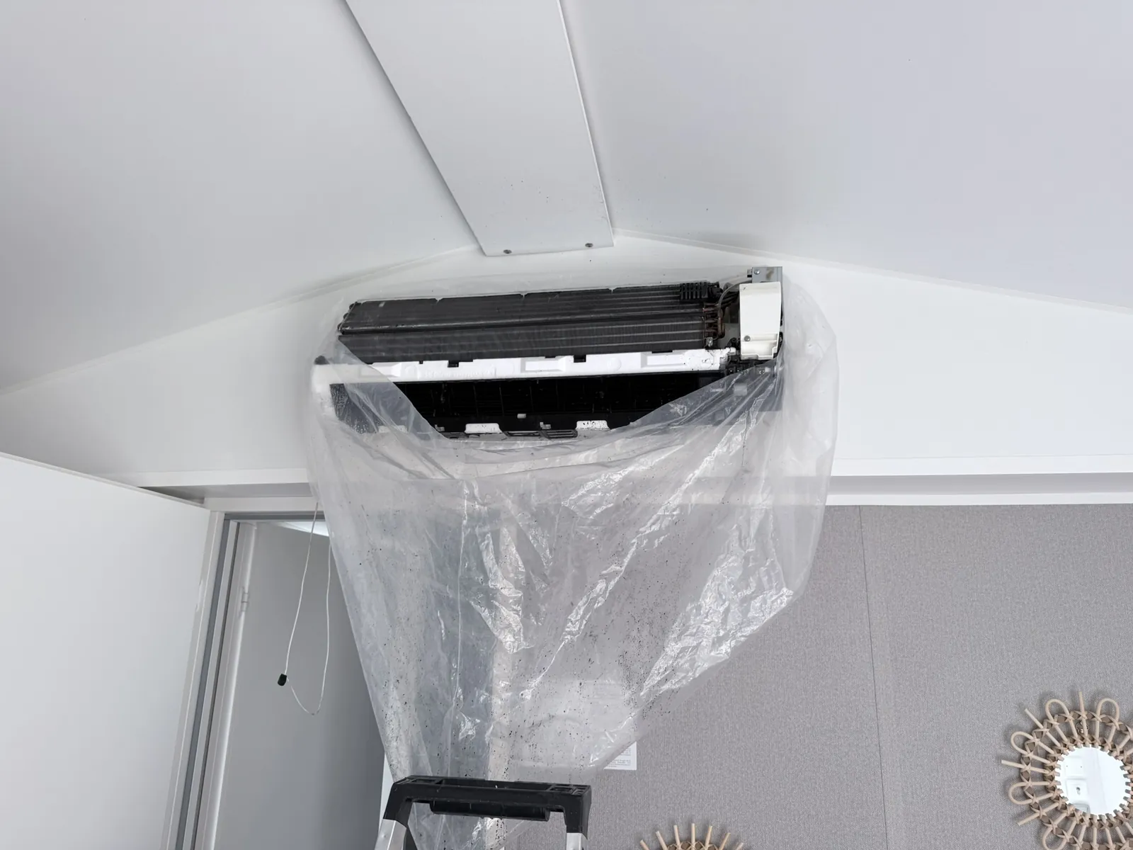 Nettoyage de climatisation avec housse de protection