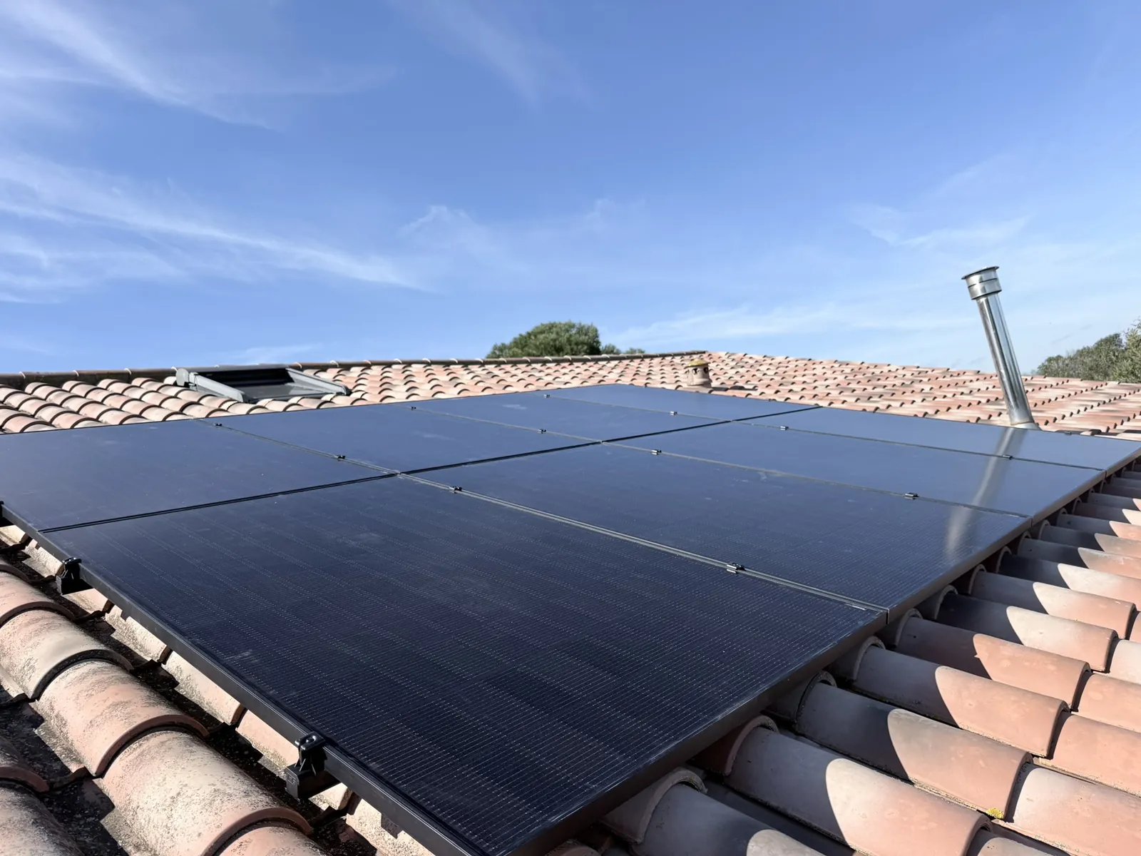 Panneaux photovoltaïques noirs installés sur une toiture