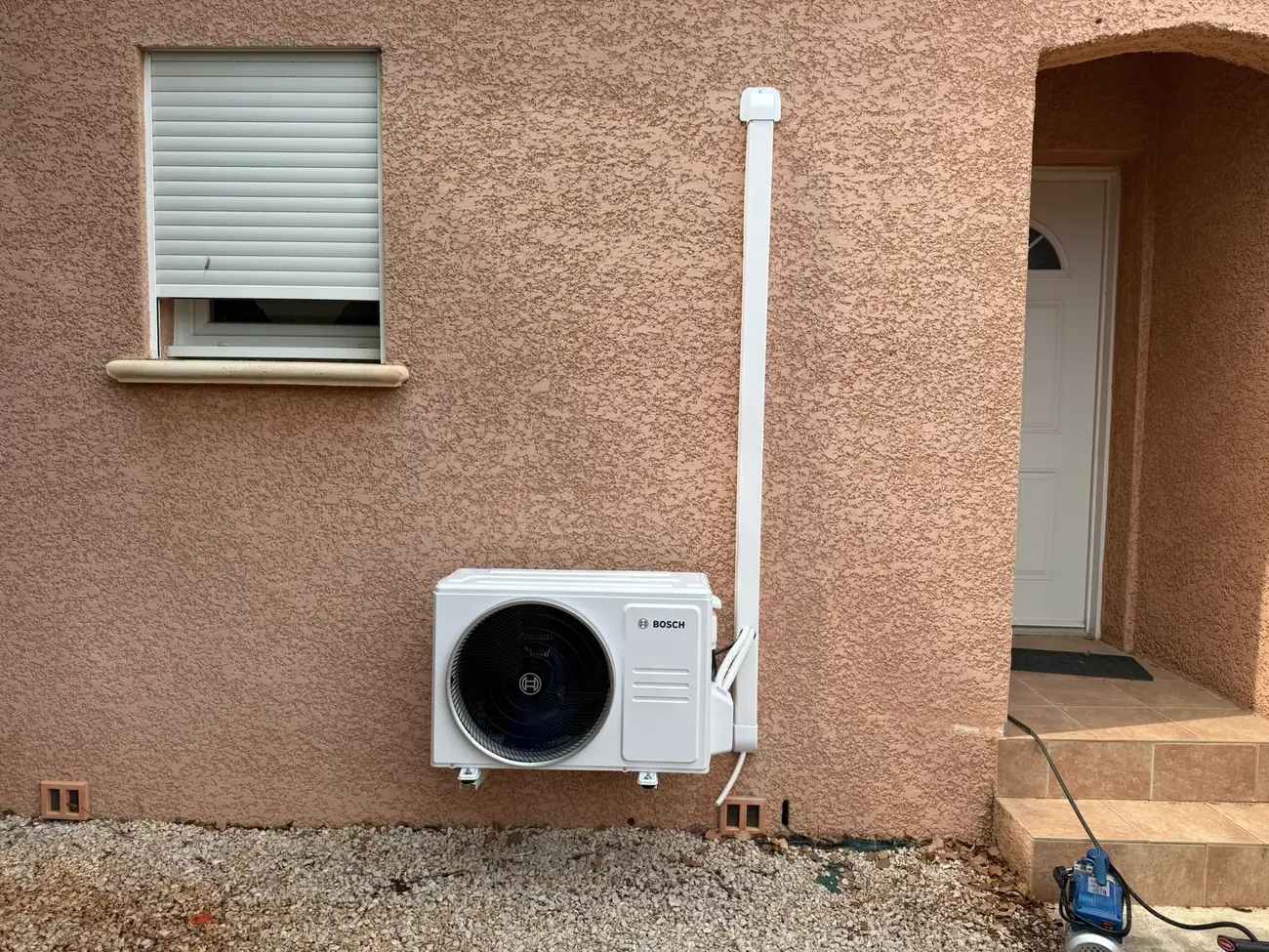 Groupe extérieur Bosch installé en façade