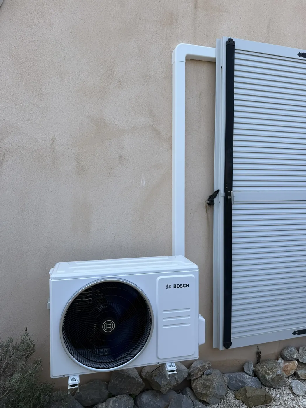 Unité extérieure de climatisation installée en façade