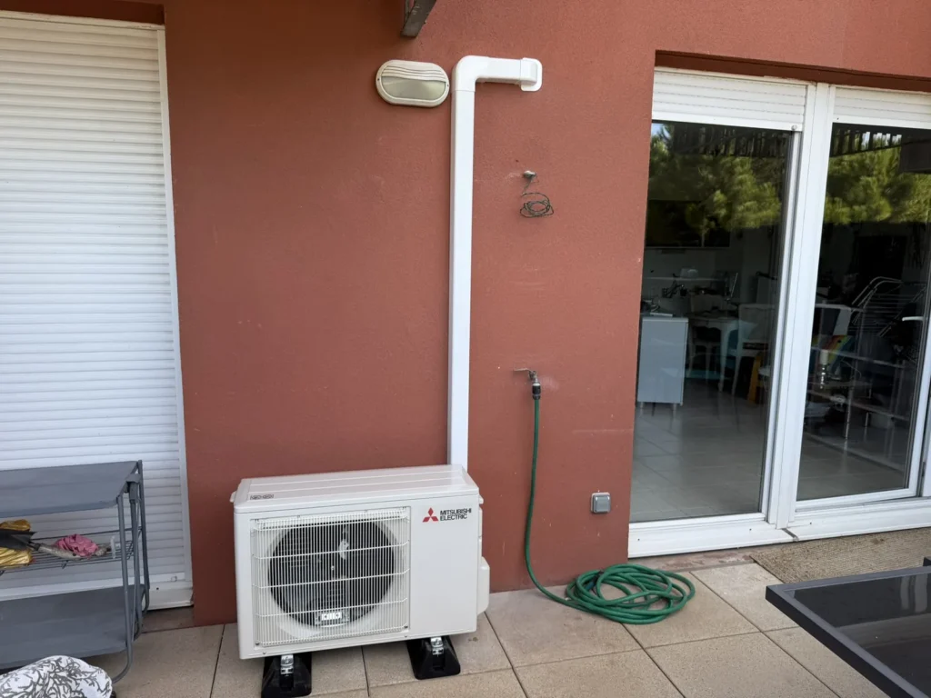 Groupe extérieur de climatisation avec goulottes soignées