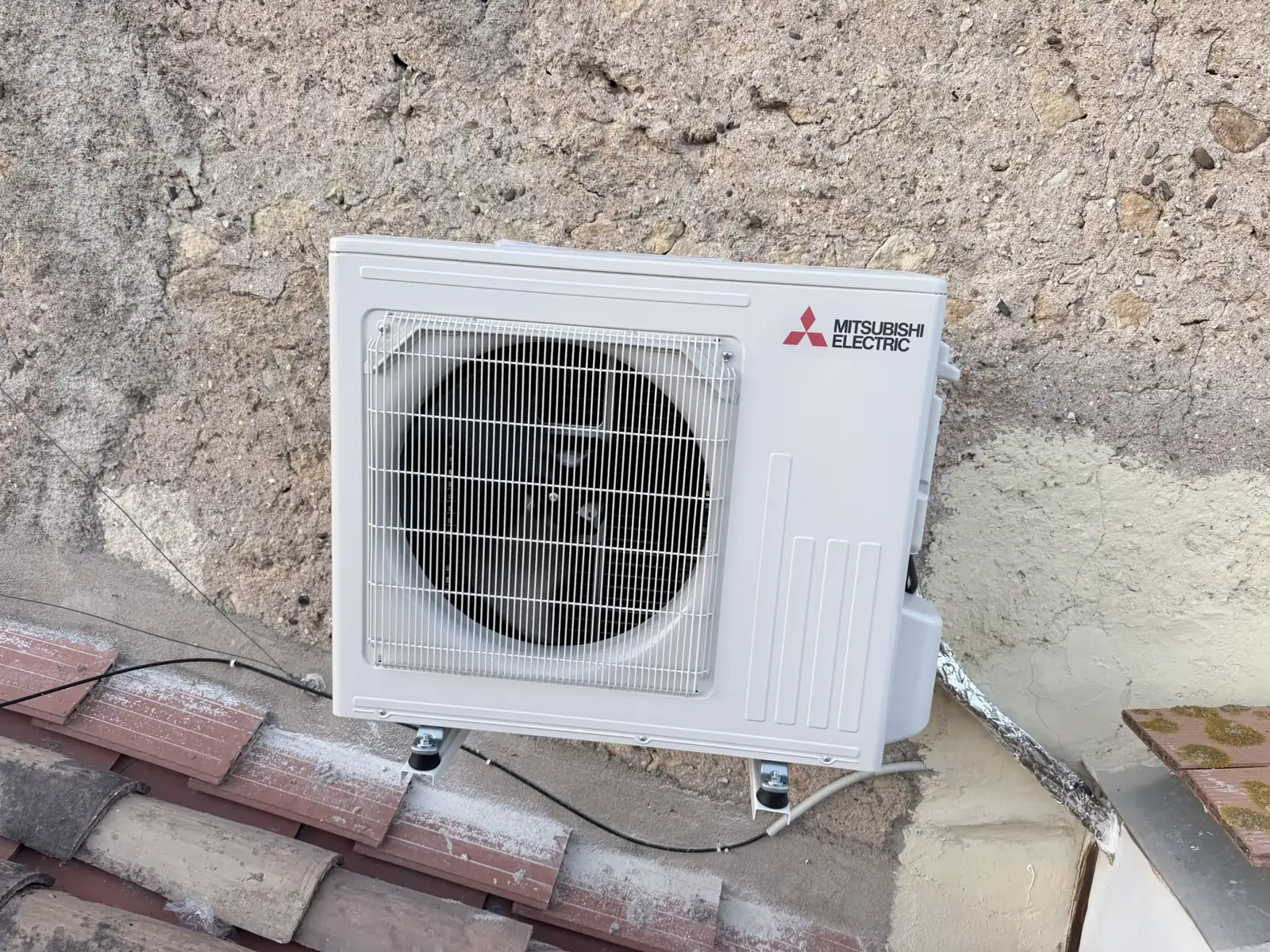 Unité extérieure Mitsubishi Electric installée proprement