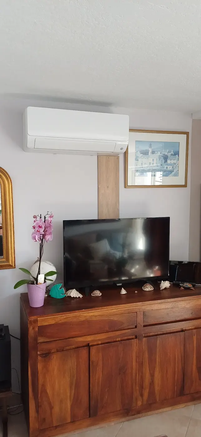 Climatisation Bosch installée au-dessus d’un téléviseur