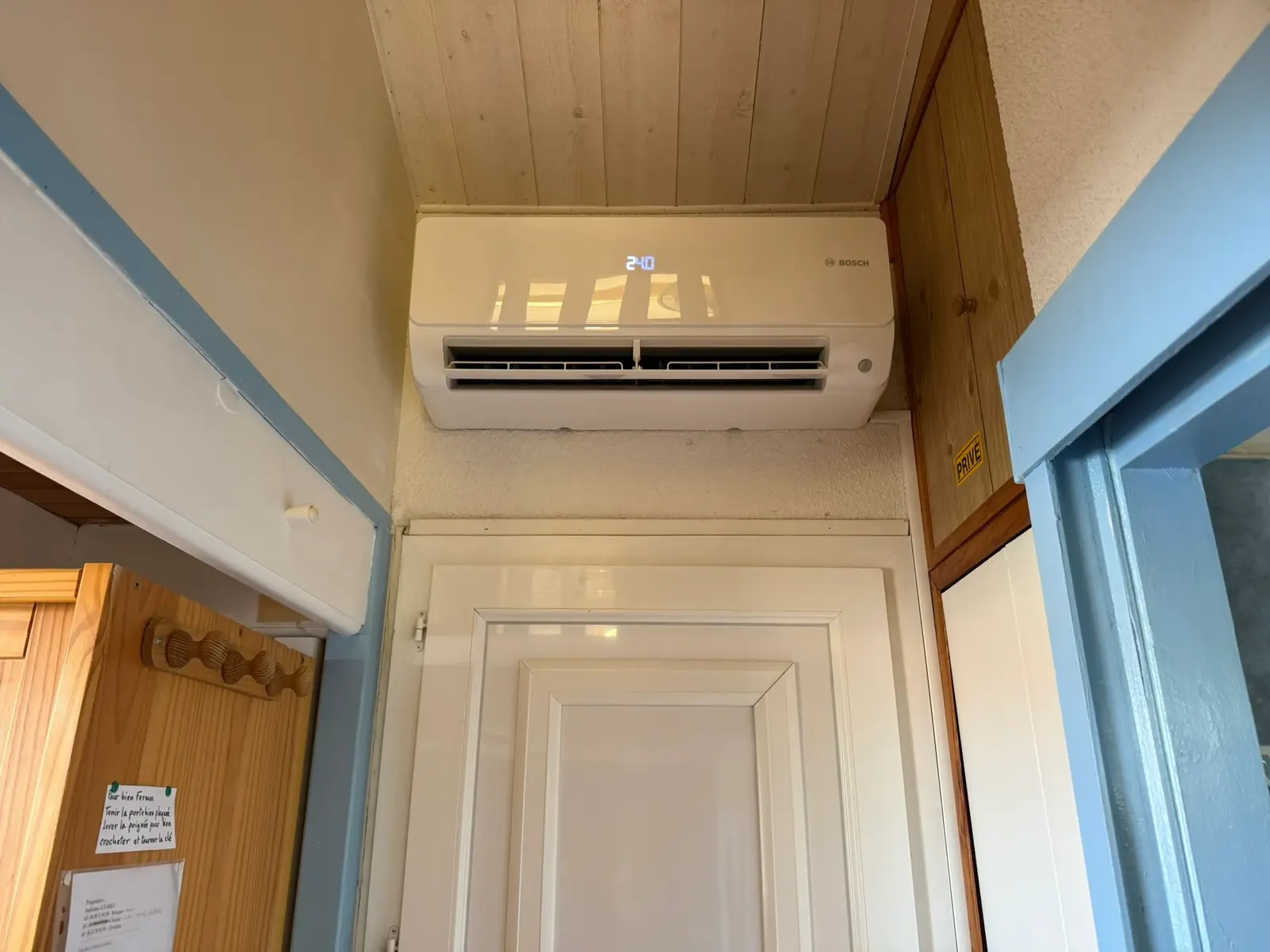 Climatisation Bosch installée dans une entrée