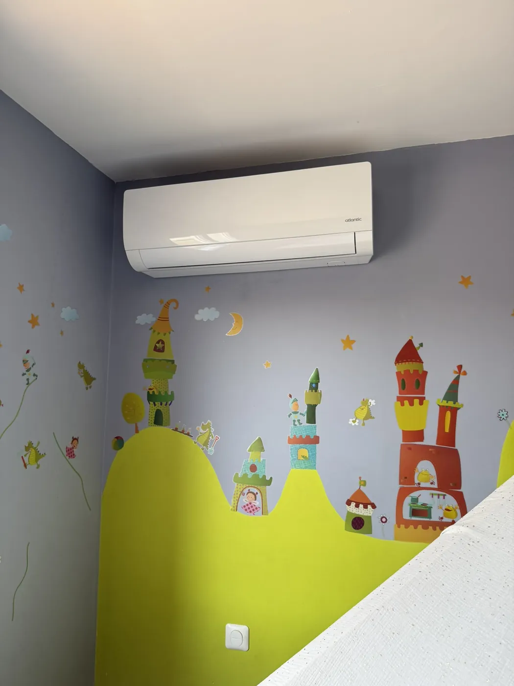 Climatisation installée dans une chambre d’enfant