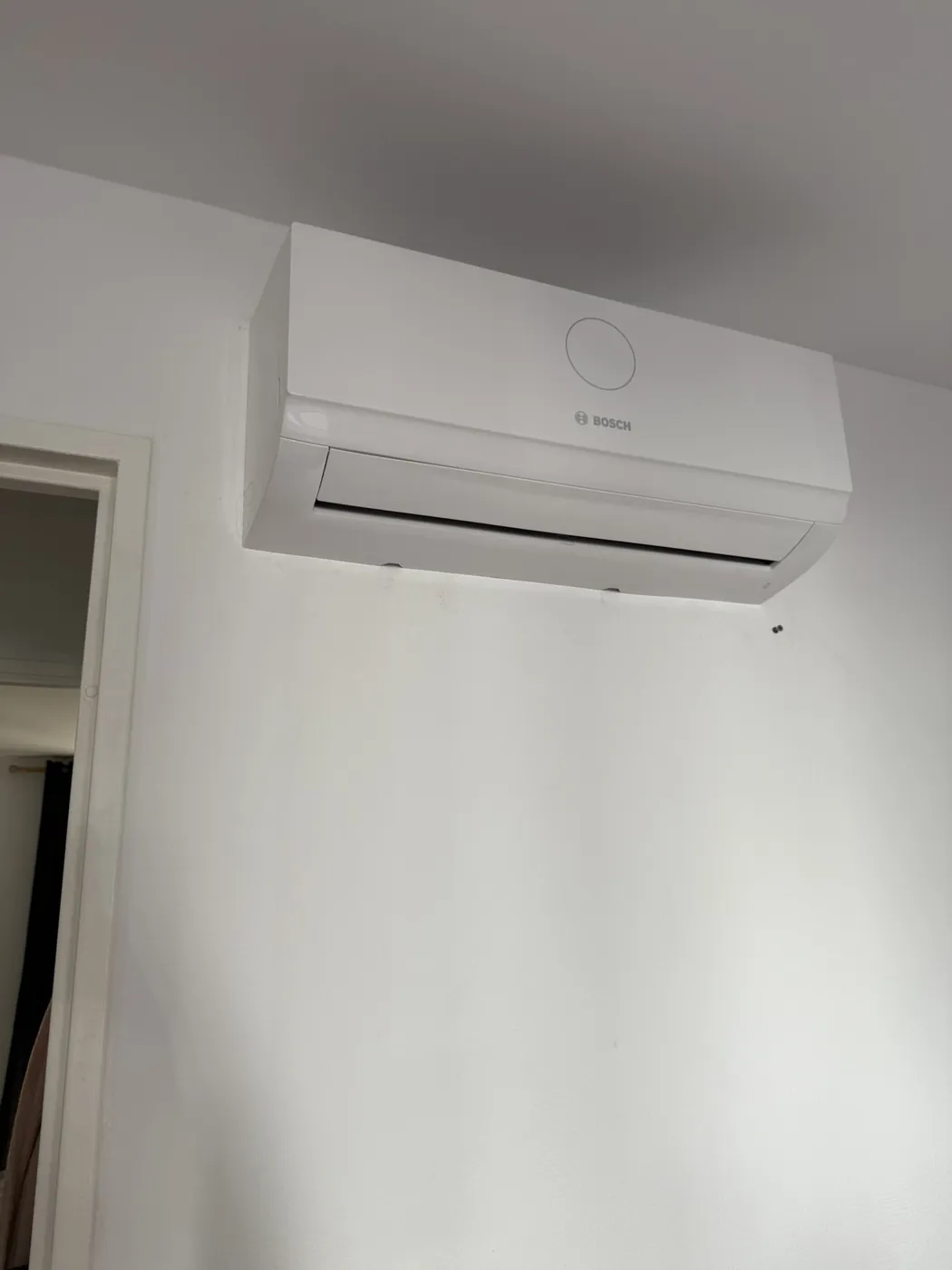 Unité intérieure de climatisation sur un mur blanc