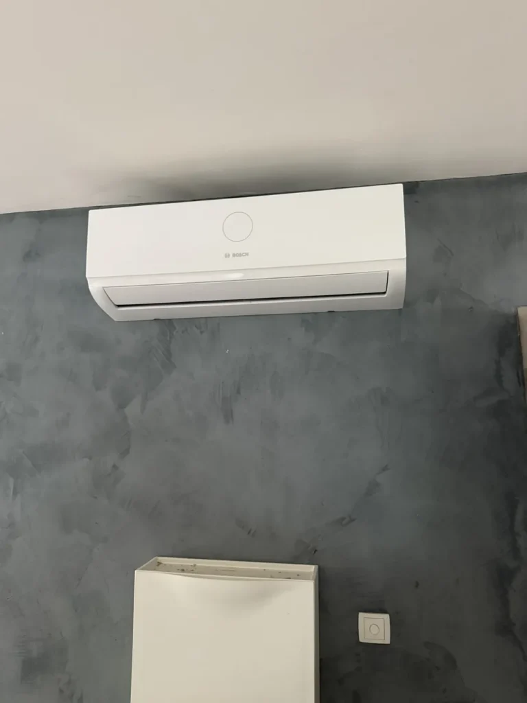 Climatisation murale installée dans un intérieur à Béziers