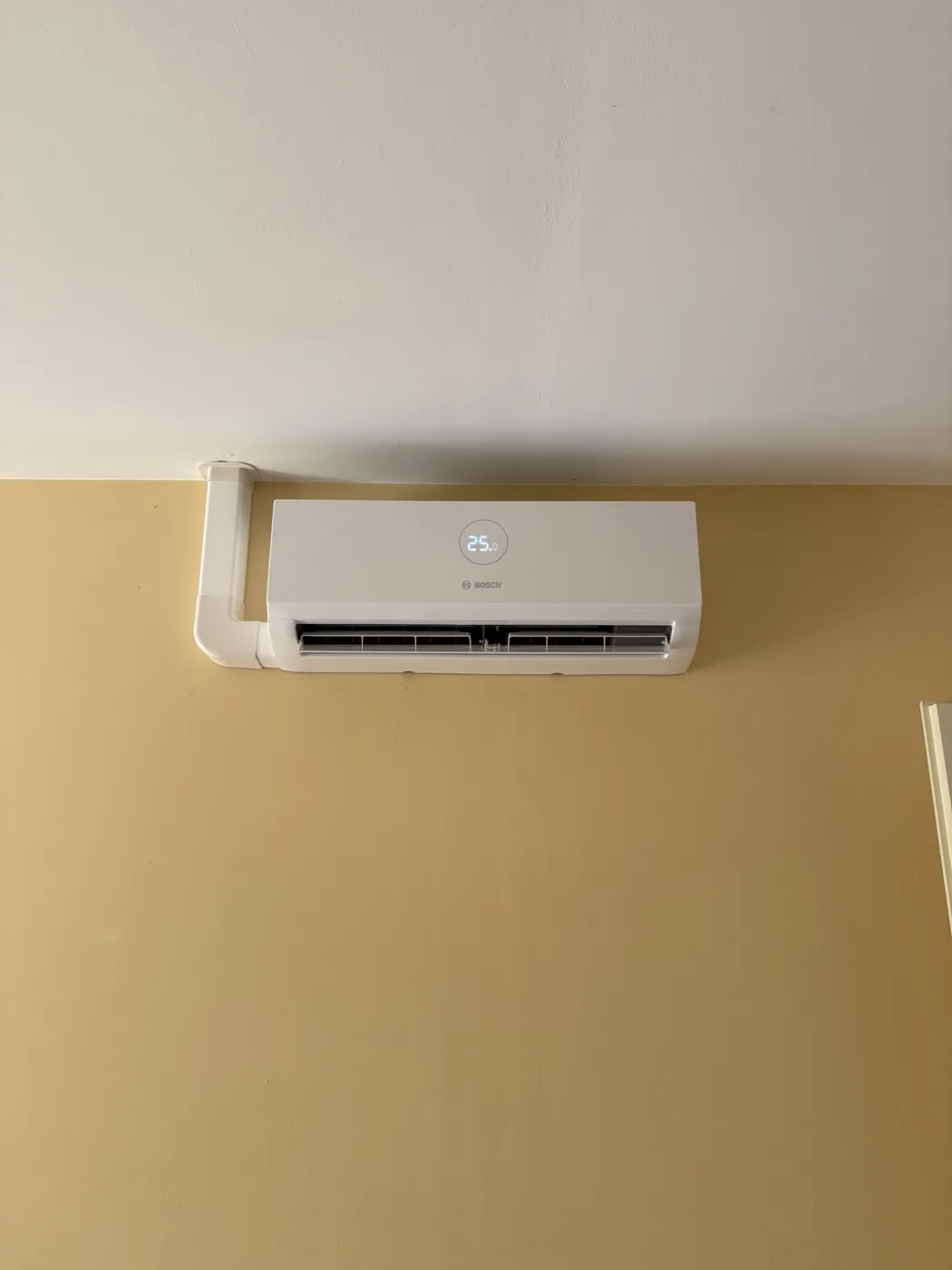 Unité intérieure posée sur un mur jaune